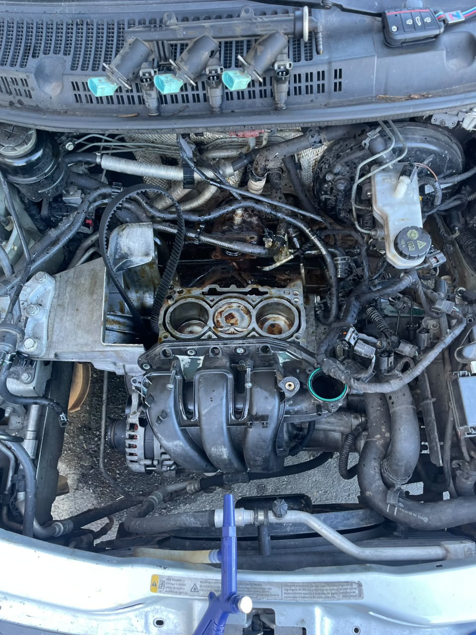 Motor aberto com marca de água nos cilindros