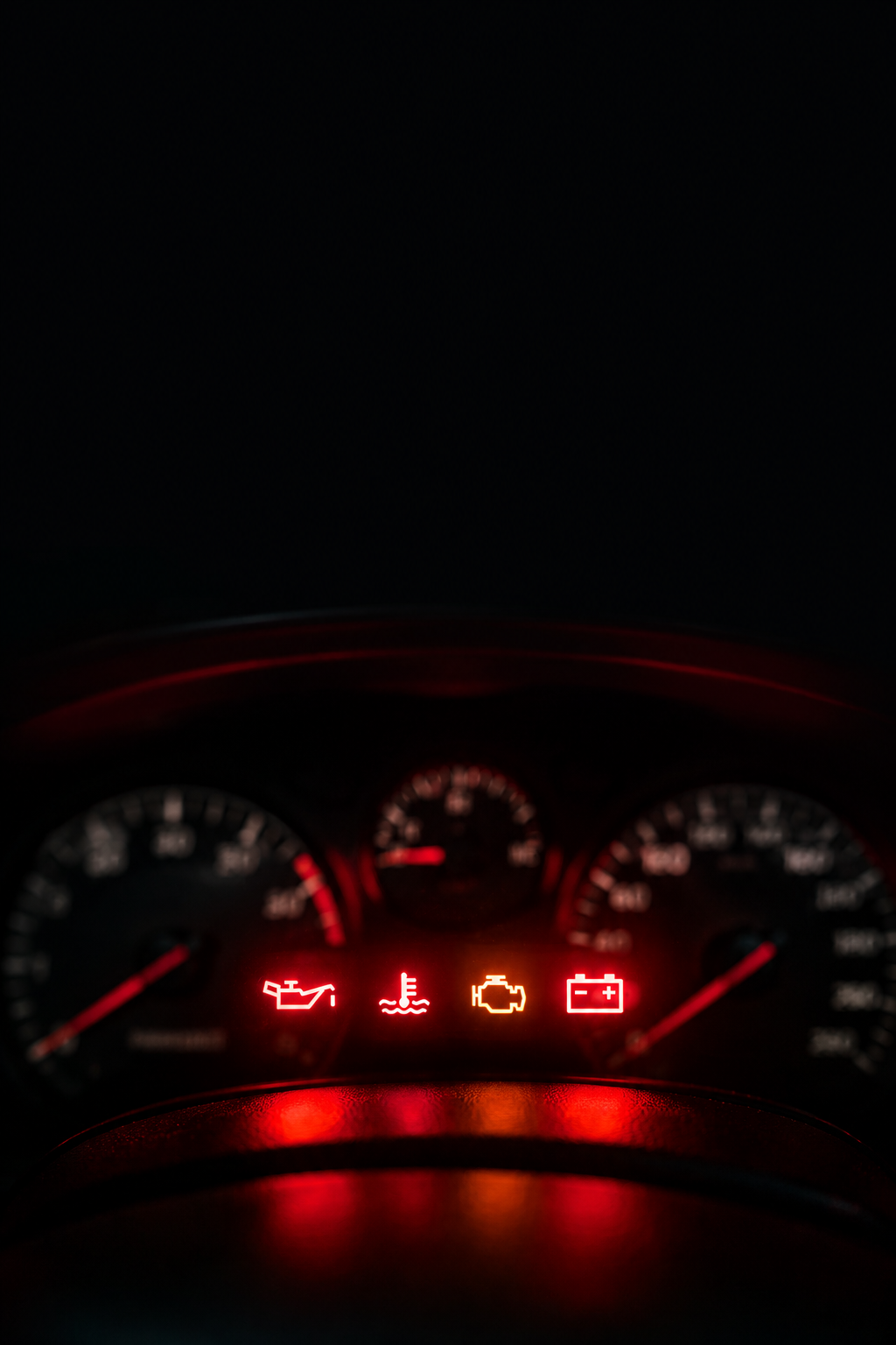 Painel de carro com luzes de alerta acesas